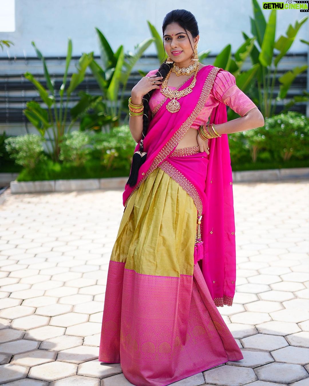 Satya sri Instagram - 🩷💚 #dasara2023 PC: @pics_by_3nethra Hair : @mahesh_bridal_makeovers Jewellery: @emmadi_silver_jewellery #satyasri #actresssatyasri #jabardasth_satyasri #tollywood #teluguqueen #bepositive #behappy #instagram #satyasrifanforever #satyasristories