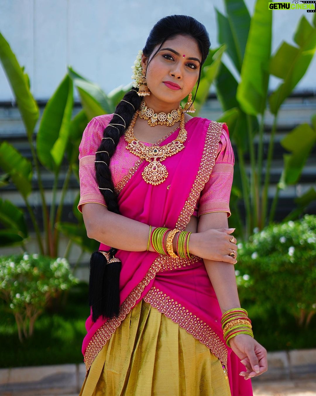 Satya sri Instagram - 🩷💚 #dasara2023 PC: @pics_by_3nethra Hair : @mahesh_bridal_makeovers Jewellery: @emmadi_silver_jewellery #satyasri #actresssatyasri #jabardasth_satyasri #tollywood #teluguqueen #bepositive #behappy #instagram #satyasrifanforever #satyasristories