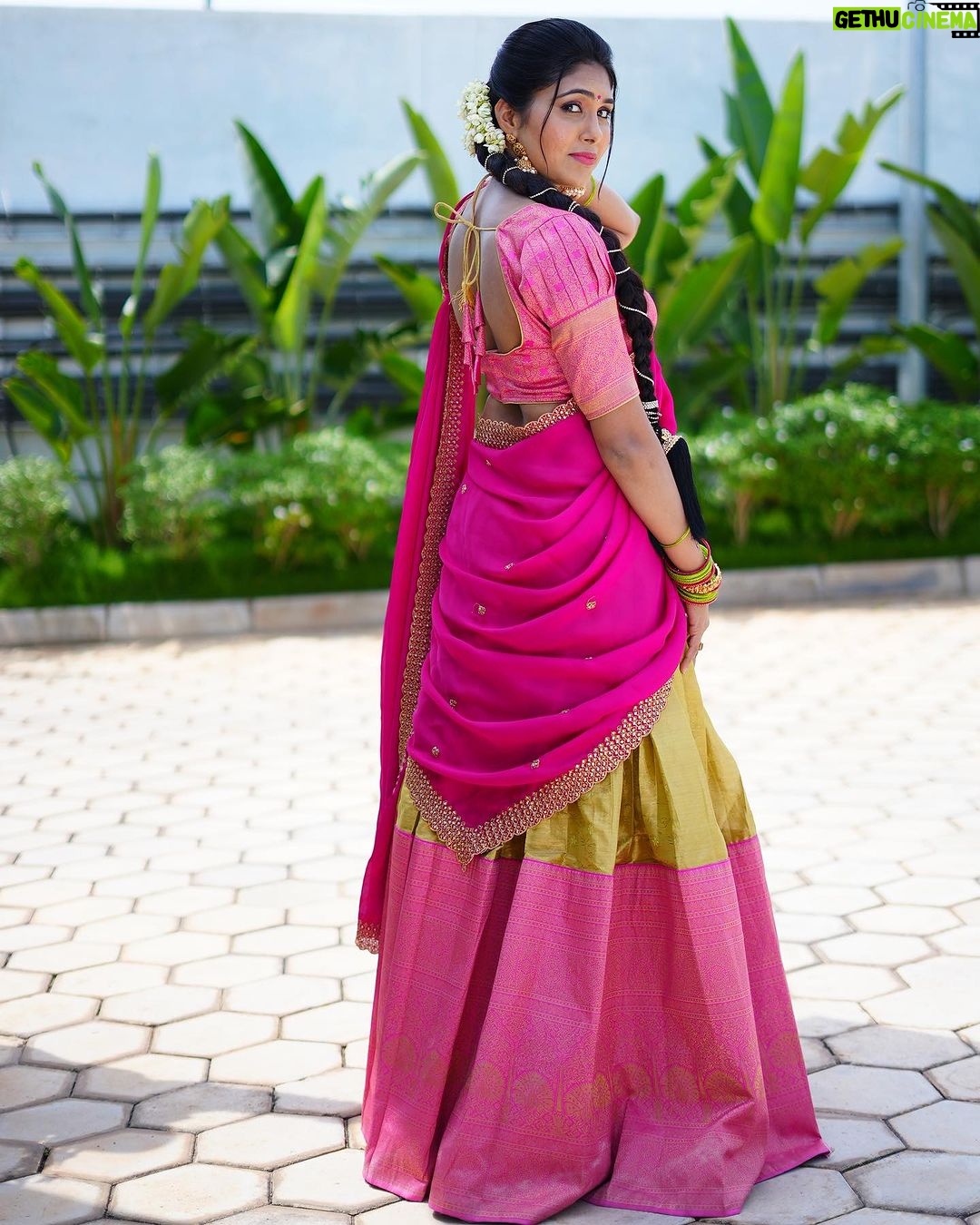 Satya sri Instagram - 🩷💚 #dasara2023 PC: @pics_by_3nethra Hair : @mahesh_bridal_makeovers Jewellery: @emmadi_silver_jewellery #satyasri #actresssatyasri #jabardasth_satyasri #tollywood #teluguqueen #bepositive #behappy #instagram #satyasrifanforever #satyasristories