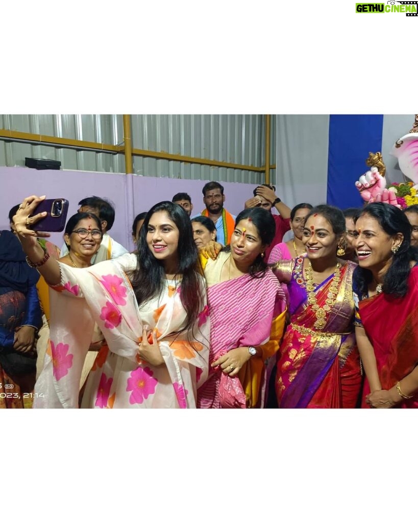 Satya sri Instagram - Thank you for inviting me to Ganesh Puja LB nagar Hasthinapuram Division women’s president @nikithareddy258 And KAMALA garu wife of LB nagar MLA DEVIREDDY SUDHEER REDDY GARU AND COPORATOR @hema_samala22 garu #jaibhologaneshmaharajkijai🙏🏻 #satyasri #actresssatyasri #jabardasth_satyasri #tollywood #teluguqueen #instagood #ganeshchaturthi #satyasrifanforever #satyasristories