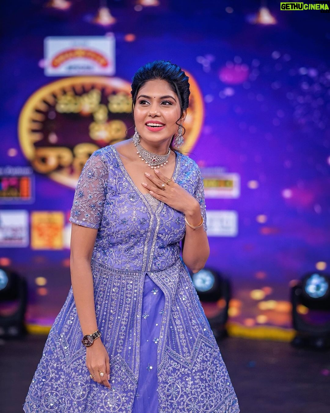 Satya sri Instagram - Wishing you and your loved ones a joyous and prosperous Diwali! May this festival of lights bring happiness, good health, and success into your life #mallimalliidiraniroju #etv #mallemala PC: @ravi_cross_clickx #satyasri #diwali #satyasristories #diwalivibes✨ #diwalicelebrations💥 #diwalispecial💥 #satyasri