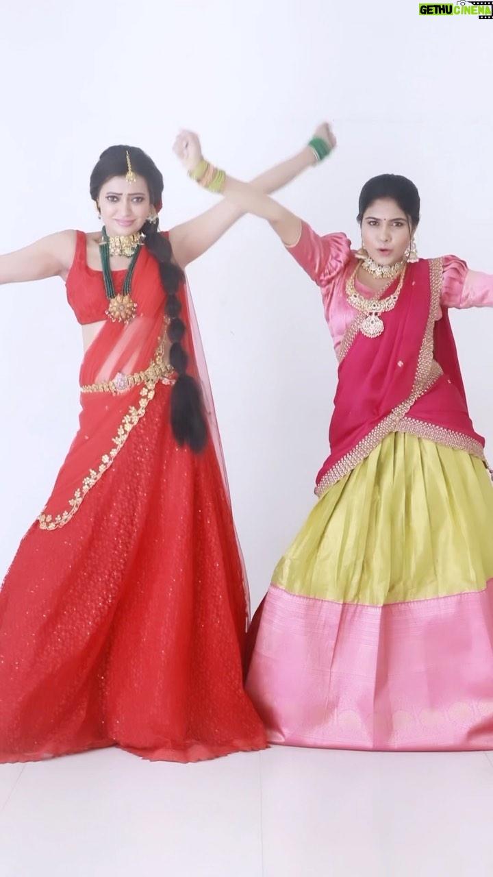 Satya sri - 68.5K Likes - Just catching the beats….💃💃
Costume @firoz_design_studio
Jwelery @emmadi_silver_jewellery
#linglinglingadi #sowmyasharada #sowmyarao #reelsinstagram #reelitfeelit #reelsvideo #explorepage