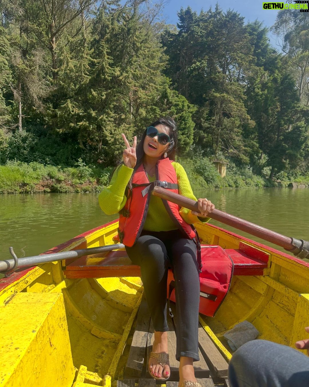 Satya sri Instagram - SMELL THE LAKE, FEEL THE SKY, LET YOUR SOUL, AND SPIRIT FLY🫶 #ootylake #satyasri #jabardasth_satyasri #actressatyasri #instagood #tollywood #teluguqueen #ooty #bepositive #behappy #satyasrifanforever #satyasristories OOTY Lake Ooty Nilgiris Tamil Nadu India
