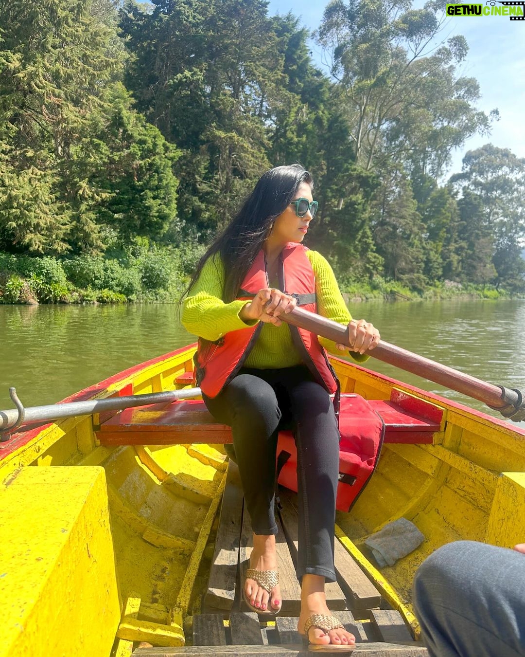 Satya sri Instagram - SMELL THE LAKE, FEEL THE SKY, LET YOUR SOUL, AND SPIRIT FLY🫶 #ootylake #satyasri #jabardasth_satyasri #actressatyasri #instagood #tollywood #teluguqueen #ooty #bepositive #behappy #satyasrifanforever #satyasristories OOTY Lake Ooty Nilgiris Tamil Nadu India