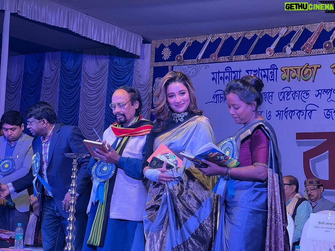 Sayantika Banerjee Instagram - মাননীয়া মুখ্যমন্ত্রী মমতা বন্দ্যোপাধ্যায়ের অনুপ্রেরণায়, স্থানীয় প্রশাসন, মন্ত্রী,বিধায়ক এবং বিশিষ্ঠ লেখকের উপস্থিতিতে ৩৯ তম বাঁকুড়া জেলা বইমেলার কিছু বিশেষ মূহুর্ত #pasheachibankura প্রাণের শহর বাঁকুড়া