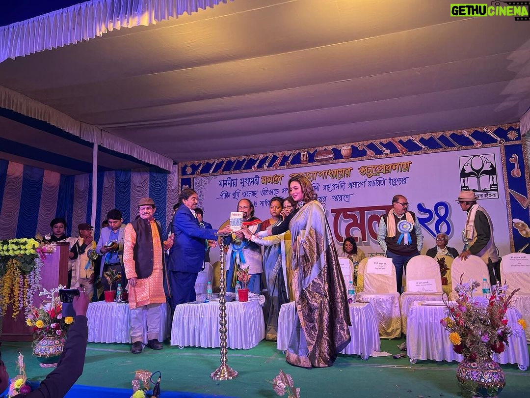 Sayantika Banerjee Instagram - মাননীয়া মুখ্যমন্ত্রী মমতা বন্দ্যোপাধ্যায়ের অনুপ্রেরণায়, স্থানীয় প্রশাসন, মন্ত্রী,বিধায়ক এবং বিশিষ্ঠ লেখকের উপস্থিতিতে ৩৯ তম বাঁকুড়া জেলা বইমেলার কিছু বিশেষ মূহুর্ত #pasheachibankura প্রাণের শহর বাঁকুড়া