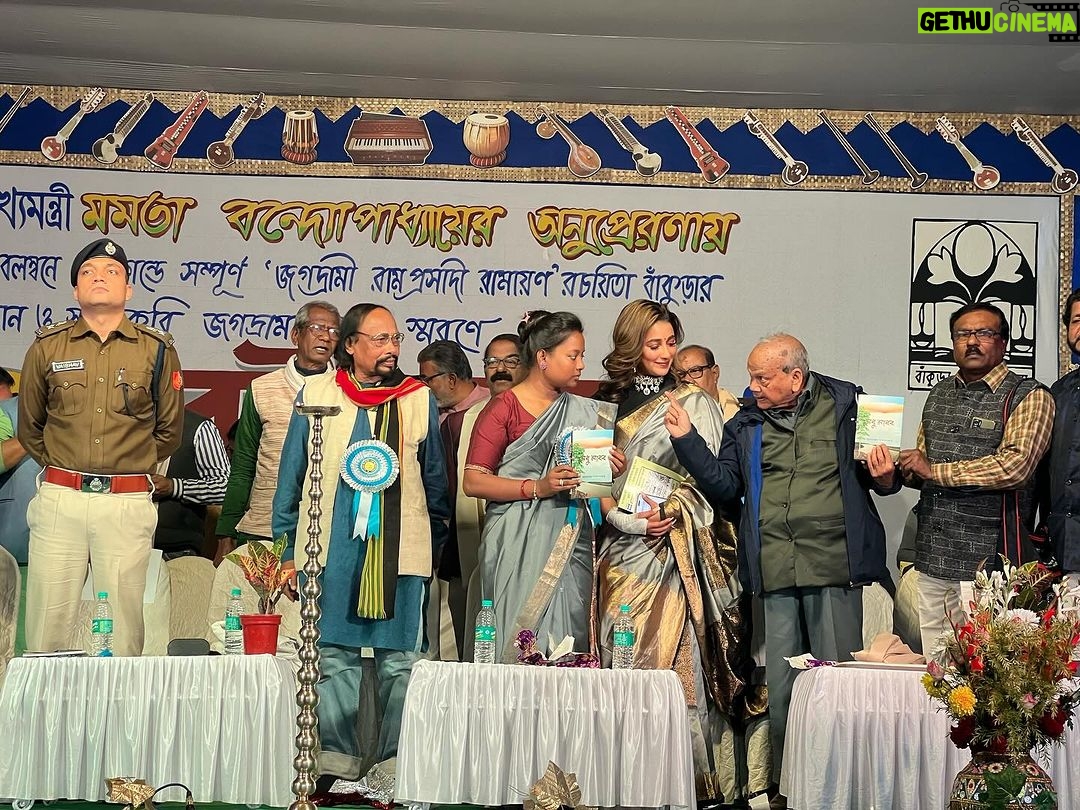 Sayantika Banerjee Instagram - মাননীয়া মুখ্যমন্ত্রী মমতা বন্দ্যোপাধ্যায়ের অনুপ্রেরণায়, স্থানীয় প্রশাসন, মন্ত্রী,বিধায়ক এবং বিশিষ্ঠ লেখকের উপস্থিতিতে ৩৯ তম বাঁকুড়া জেলা বইমেলার কিছু বিশেষ মূহুর্ত #pasheachibankura প্রাণের শহর বাঁকুড়া