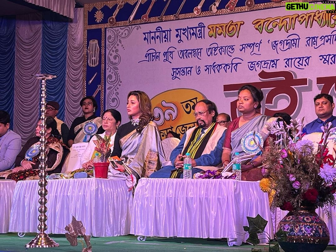Sayantika Banerjee Instagram - মাননীয়া মুখ্যমন্ত্রী মমতা বন্দ্যোপাধ্যায়ের অনুপ্রেরণায়, স্থানীয় প্রশাসন, মন্ত্রী,বিধায়ক এবং বিশিষ্ঠ লেখকের উপস্থিতিতে ৩৯ তম বাঁকুড়া জেলা বইমেলার কিছু বিশেষ মূহুর্ত #pasheachibankura প্রাণের শহর বাঁকুড়া