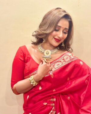 Sayantika Banerjee Instagram - 26.12.23- As SHOWSTOPPER for BALUCHARI FASHION SHOW @BISHNUPUR MELA23 
#pasheachibankura 
#bankura 
-SAREE - BALUCHARI FROM BISHNUPUR 
-STYLING - @sandip_jaiswal 
ACCESSORIES- @illuminate_shine_everyday 
MAKEUP- @amyra41222 
HAIR- @arup9099 
Team SB - @am.it4259 @goutambhowmik12