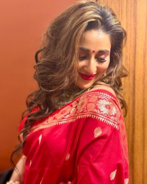 Sayantika Banerjee Instagram - 26.12.23- As SHOWSTOPPER for BALUCHARI FASHION SHOW @BISHNUPUR MELA23 
#pasheachibankura 
#bankura 
-SAREE - BALUCHARI FROM BISHNUPUR 
-STYLING - @sandip_jaiswal 
ACCESSORIES- @illuminate_shine_everyday 
MAKEUP- @amyra41222 
HAIR- @arup9099 
Team SB - @am.it4259 @goutambhowmik12