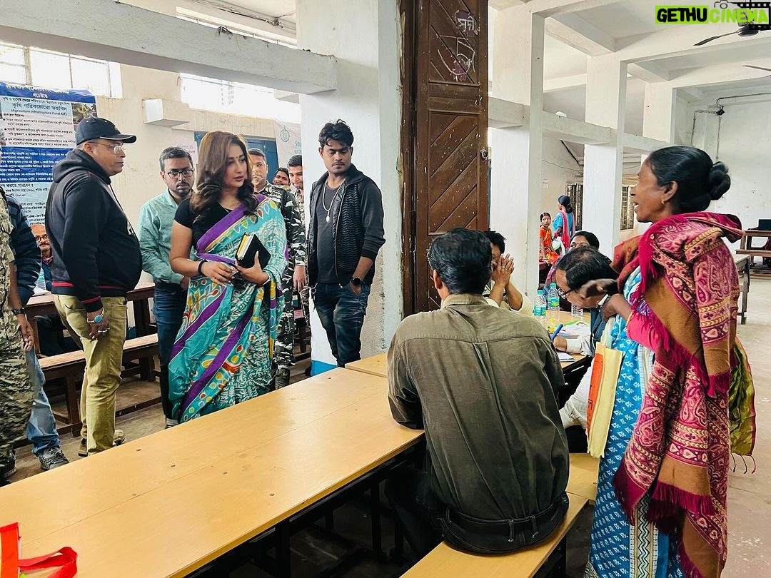 Sayantika Banerjee Instagram - ১৫/১২/২৩- বাঁকুড়া- মাননীয়া মুখ্যমন্ত্রী মমতা বন্দ্যোপাধ্যায়ের দৃষ্টান্ত সৃষ্টিকারী জনকল্যাণমূলক প্রকল্প জনগণের দরকার তাই দুয়ারে সরকার #pasheachibankura Bankura