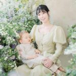 Sayuri Fujita Instagram - 제 핸디폰에 젠 사진만 많아지고 함께 찍는 사진 별로 없어서 예쁘게 사진 찍어봤어요 🌱🌝 근데 젠이 사진 촬영중 졸려서 잠투정 하다가 자버렸어요 그래도 자는 사진도 예뻐서 마음에 들어요 thank you🙏🏽@simplyjustj💛携帯の写真フォルダーに息子の写真ばかりで、一緒に撮った写真が少なすぎることに気づき、2人で家族写真を撮ることにしました。撮影の途中で全が寝ちゃったのでこんな家族写真に🌝
