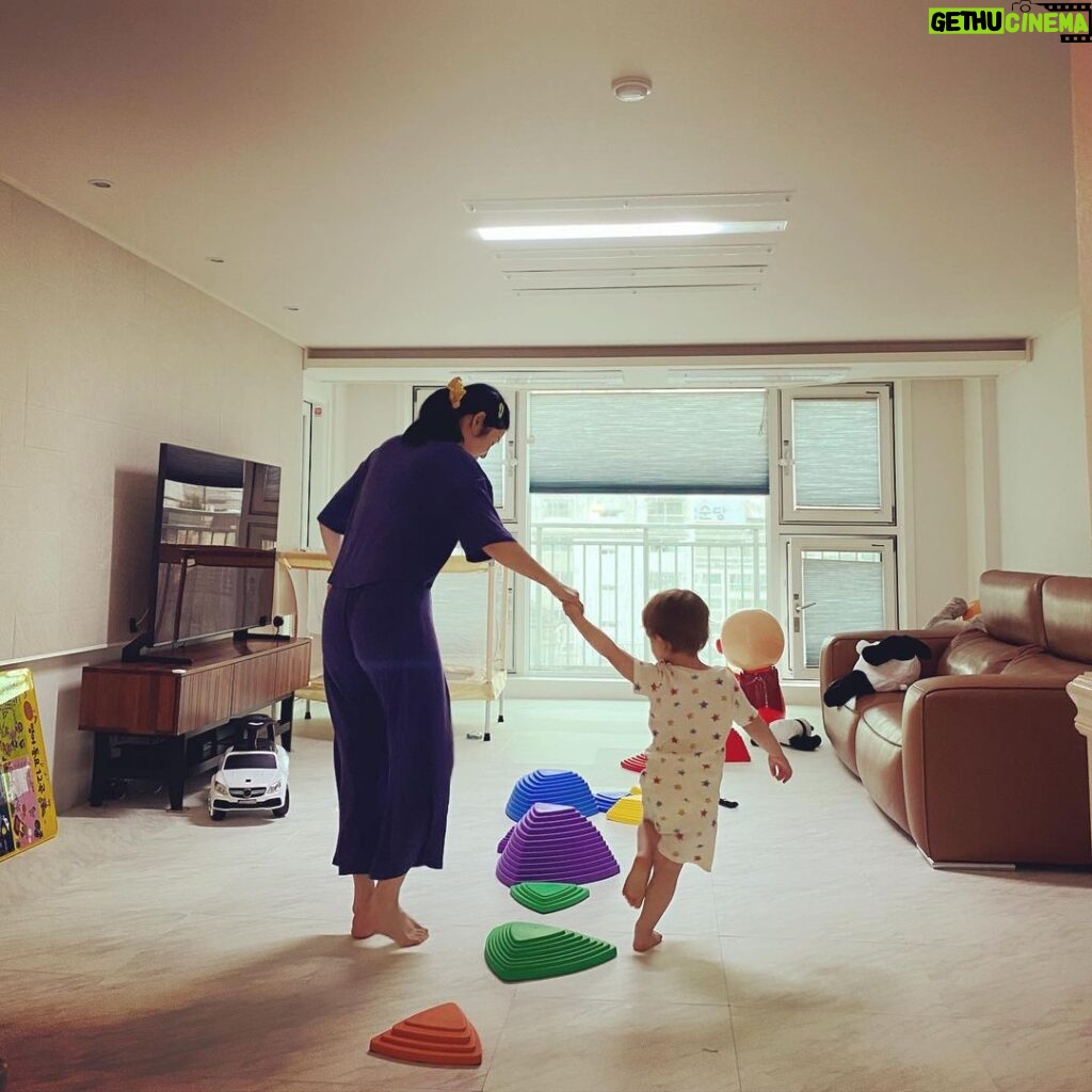 Sayuri Fujita Instagram - 비가 내리는 날 젠과 집에서 놀기. 젠의 작은손이 놓지않게 잘 잡자. Playing at home on a rainy day.今日は1日雨が降っているから全とお家で遊んだ。全の小さな手を離さないようにしっかりと握ろう。