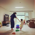Sayuri Fujita Instagram – 비가 내리는 날 젠과 집에서 놀기. 젠의 작은손이 놓지않게 잘 잡자. Playing at home on a rainy day.今日は1日雨が降っているから全とお家で遊んだ。全の小さな手を離さないようにしっかりと握ろう。