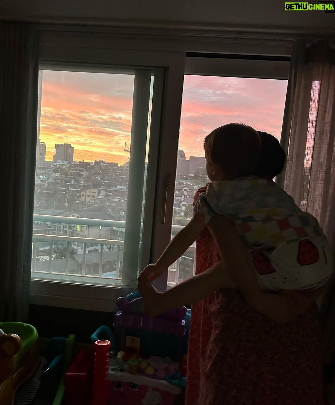 Sayuri Fujita Instagram - 젠이 하늘에 불이 났다고 말했다.이런 추억 하나하나 간직하고 싶다. Zen said that the sky was on fire. I want to keep every one of these memories.ゼンが空を見て空に火が出たと言った。こういう思い出ひとつずつ大事にしたい。#🔥