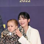 Sayuri Fujita Instagram - 2022년 KBS 연예대상 최우수상 받았어요. 정말 감사합니다. 제가 젠을 출산할 때 반대가 많았었고 제가 슈퍼맨이 돌아왔다 출연할 때도 반대가 많았었어요. 맞바람이 세면 셀수록 비행기는 더 높게 올라갈 수 있다는 말을 믿고 지금까지 열심히 달려왔어요. 태어나서 잘하는 거 하나도 없는 제가 젠이 이 세상에 태어나게 하는 것 그거 하나 정말 잘했다고 생각해요. 항상 아이를 우선으로 생각해 주시고 배려해 주신 슈퍼맨 피디님과 작가님 그리고 슈퍼맨 스태프님 정말 대단히 감사합니다. 🙏🏽 I won the Grand Prize at the KBS Entertainment Awards. 2022年KBS芸能エンターテインメント大賞で、素晴らしい賞を頂きました。ありがとうございます🙏🏽#KBS#kbsentertainmentawards2022