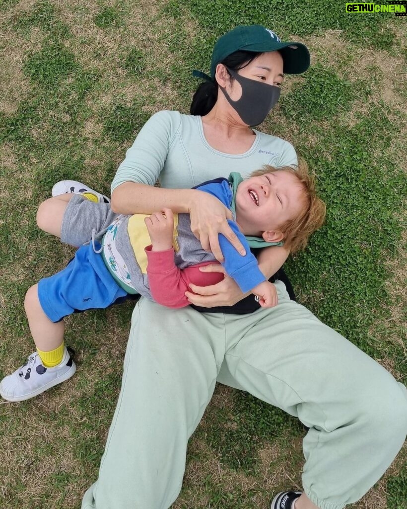Sayuri Fujita Instagram - 아들과 한강에서 축구 ⚽️ 앞으로 축구도 야구도 럭비도 함께 할수있으면 좋겠다. Soccer practice with my son by the Han River ⚽️息子とサッカー。👍🏾サッカーも野球もラグビーも一緒にやれたらいいな。楽しみ。 Han River Seoul