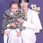 Sayuri Fujita Instagram - 2022년 KBS 연예대상 최우수상 받았어요. 정말 감사합니다. 제가 젠을 출산할 때 반대가 많았었고 제가 슈퍼맨이 돌아왔다 출연할 때도 반대가 많았었어요. 맞바람이 세면 셀수록 비행기는 더 높게 올라갈 수 있다는 말을 믿고 지금까지 열심히 달려왔어요. 태어나서 잘하는 거 하나도 없는 제가 젠이 이 세상에 태어나게 하는 것 그거 하나 정말 잘했다고 생각해요. 항상 아이를 우선으로 생각해 주시고 배려해 주신 슈퍼맨 피디님과 작가님 그리고 슈퍼맨 스태프님 정말 대단히 감사합니다. 🙏🏽 I won the Grand Prize at the KBS Entertainment Awards. 2022年KBS芸能エンターテインメント大賞で、素晴らしい賞を頂きました。ありがとうございます🙏🏽#KBS#kbsentertainmentawards2022