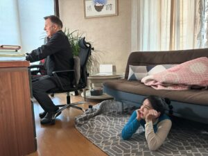 Sayuri Fujita Instagram - 할리뽕을 항상 지켜보고있다. i’m always keeping an eye on Robert Holley. ハーリーさんをいつでも監視してる🫡#수상하면바로112