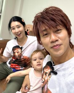 Sayuri Fujita Instagram - 다나카랑 같은 옷 입고 사진 찍으니까 가족사진 같아.😂다시 유튜부를 시작하니까 재미있게 봐주세용! I am back! Sayuri TV has started again on YouTube!田中さんと同じテイシャツ着て写真撮ったら、家族写真のようになっちゃった。