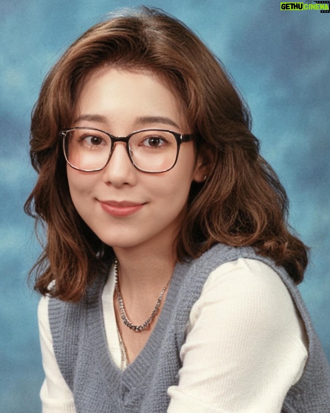 Sayuri Fujita Instagram - Hello. My name is lily🇺🇸 🩵🩵AI로 만든 90년대 미국 졸업 사진🔹My graduation photos as made by AI to look like the 1990s.AIで作ったアメリカ90年代卒業アルバム写真🔹