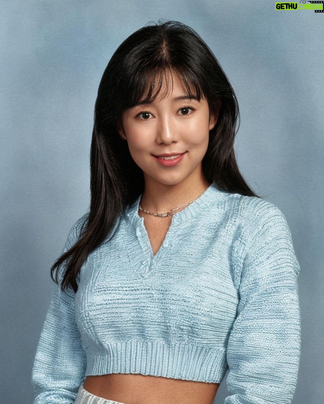 Sayuri Fujita Instagram - Hello. My name is lily🇺🇸 🩵🩵AI로 만든 90년대 미국 졸업 사진🔹My graduation photos as made by AI to look like the 1990s.AIで作ったアメリカ90年代卒業アルバム写真🔹