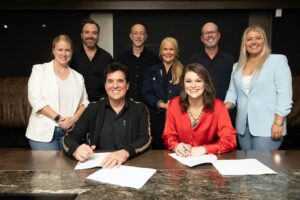 Scott Borchetta Instagram - In much the same way that Carly Pearce and Lainey Wilson put in an incredible amount of time, effort, and perseverance to find their way to the top, MAE ESTES has been doing the same, following in a lot of those same footsteps.

I’m so excited for her hard work to pay off and for the world to discover @maeestes. 

Welcome to the @bigmachinelabelgroup, Mae! 👊