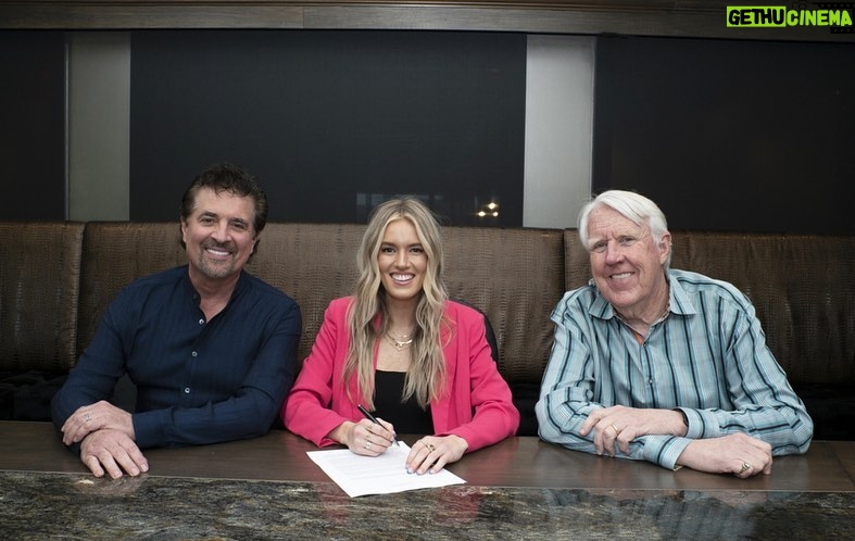 Scott Borchetta Instagram - Such an incredible buzz on our newest member of the Valory Music Co family, Mackenzie Carpenter @mackcarpmusic !! Debut single #CantNobody already blowing up @sxmthehighway - and Mac is the newest Highway Find!!! Let’s Gooooooooo @bigmachinelabelgroup #GeorgeBrinerVMC