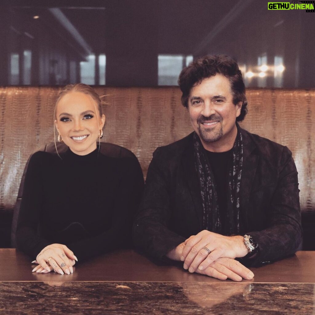 Scott Borchetta Instagram - So proud to continue our relationship with @daniellebradbery ! There isn’t a better singer or better human… excited about our future DB! @bigmachinelabelgroup
