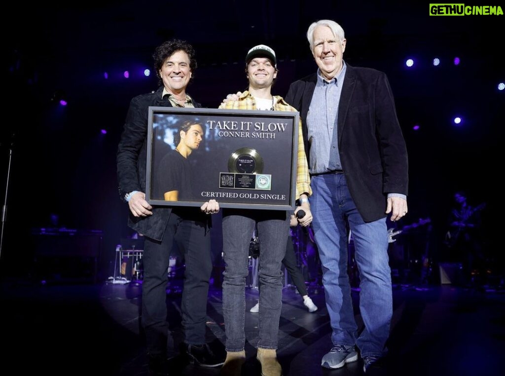 Scott Borchetta Instagram - It is always an honor and privilege to showcase some of @bigmachinelabelgroup’s superstars and in-demand newcomers with our industry partners. I hope all @crsofficial attendees loved it as much as we did. 👊 Oh yeah… we loved presenting @connersmithmusic with his first RIAA-certified GOLD single! 📀 #CRS2023 | #BMLGfamily Omni Nashville Hotel