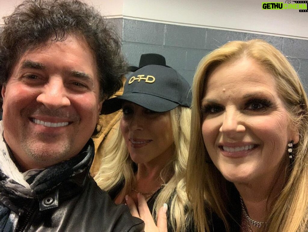 Scott Borchetta Instagram - What a week for our amazing women of Country!!! @wynonnajudd took us on a rollercoaster of amazing music, emotions & memories. I had the amazing fortune to work with Wy on her first two solo albums - some of the best 90’s country! Was so great to see her doing what nobody else can. Special guests @trishayearwood @martinamcbride #brandycarlisle helped remove the roof of the @bridgestonearenaofficial @jwowen