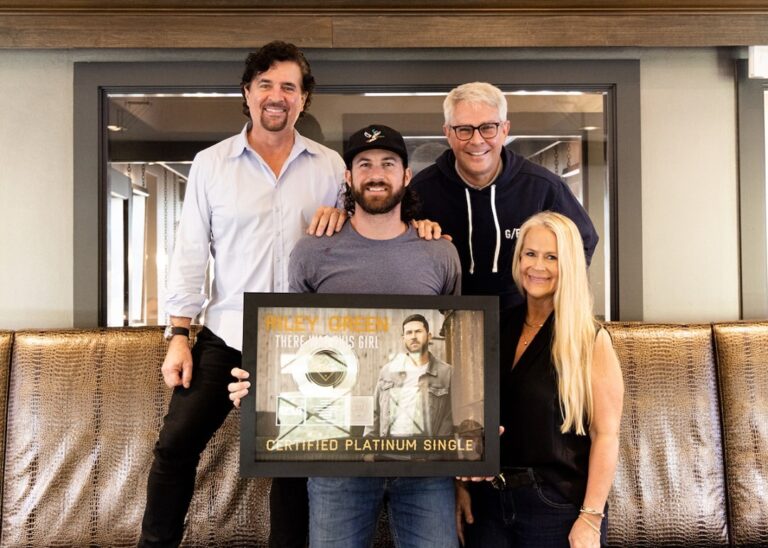 Scott Borchetta Instagram - I love presenting these to our #BMLGfamily! @RileyDuckman's debut single (and first #️⃣1️⃣ at Country radio) was just certified PLATINUM by the @RIAA_awards! 💿 So proud of the impact of 