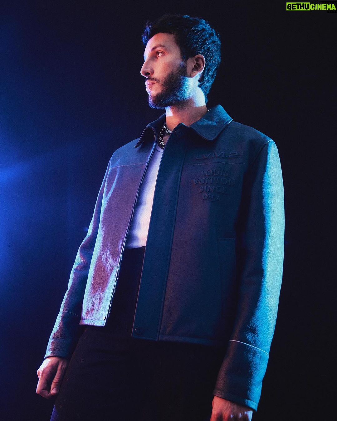 Sebastián Yatra Instagram - @neo2_magazine x @louisvuitton 💙💛 Fotografía: @avanstokkum Realización: @danielagtzgzz Entrevista: @nadialeald Muah: @jesusdepaula de @cool.productions para @shiseido y @shuuemura Filmmaker: Borja Respal para @thefeelms Producción + Editor: @mongomeri Retoque Digital: @_alphaestudio Asistentes Fotografía: @piogarciaphoto + @renan_garcia Asistentes Estilismo: @mirandakl_ + @la.rizzxs Plató: @espacio_floreta_ Bogotá, Colombia