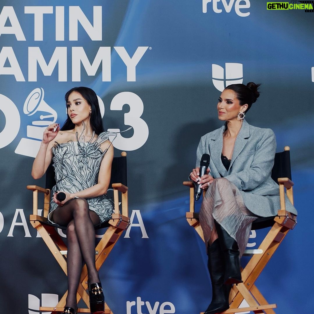 Sebastián Yatra Instagram - Hosts del Los Latin Grammys 2023, Sevilla 🖤🎼 no sé cómo explicar la última foto 🫨 Sevilla, España