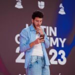 Sebastián Yatra Instagram - Hosts del Los Latin Grammys 2023, Sevilla 🖤🎼 no sé cómo explicar la última foto 🫨 Sevilla, España