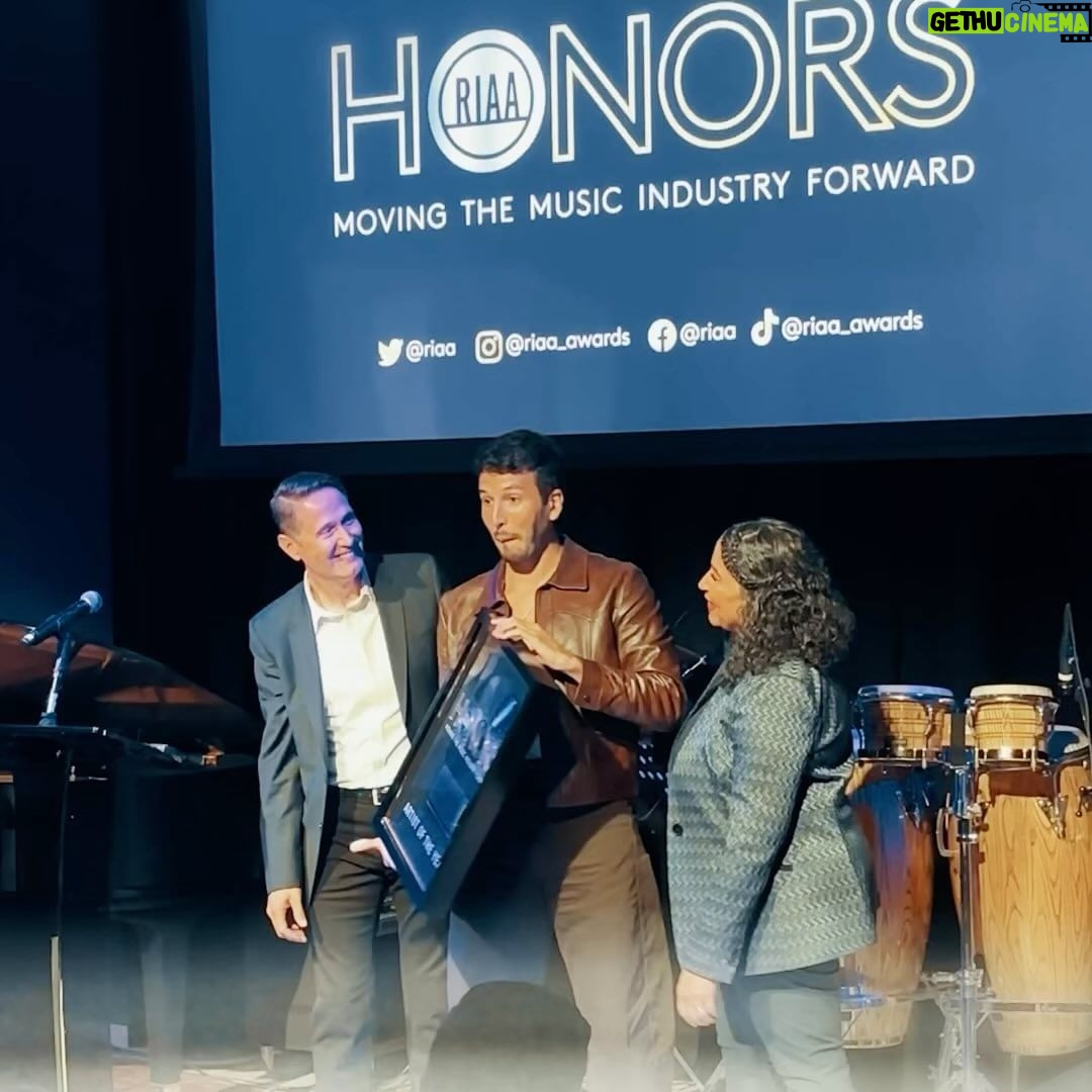 Sebastián Yatra Instagram - Tenía pendiente compartirles esto 🥹🥹🥹🫶🏻 me nombraron el Artista del Año en la @riaa_awards Asociación de la Industria Discográfica de Estados Unidos 🇺🇸🇺🇸🇺🇸 es LOQUISIMO ver que Dharma llegó a 5X PLATINO en el país donde crecí y donde el idioma español cada vez tiene más presencia… y que la gente ahí además esté siendo impactada positivamente con mi música y mensaje es un ******* 🥹🩵✨🙏🏻🫶🏻 será que el año entrante hay nuevo disco? 💿 Washington D.C.