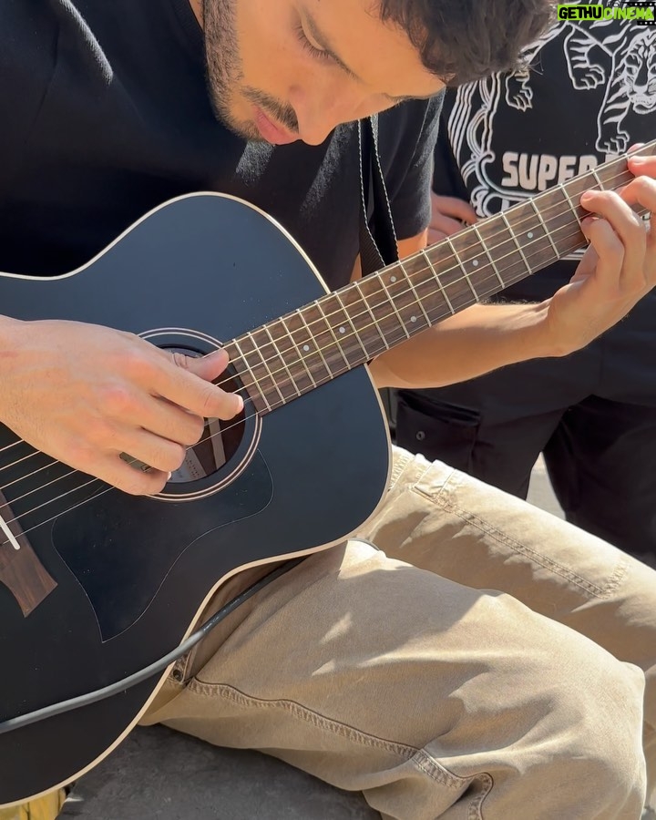 Sebastián Yatra Instagram - Si llegamos a 50k comentarios en este post les subo la versión acústica de #EnergíaBacana que acabamos de grabarrrr ✨✨✨🎶💛💛🌞🌼🌼⚡️🥹☀️🛵🔥🔥 Ciudad De México