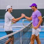 Sebastián Yatra Instagram - Voy a enmarcar esta foto, y le diré a mis hijos que gané yo 🎾🖼️🙃 I’m gonna frame this picture and my kids will be told that I won. 💚🫡 @rafaelnadal