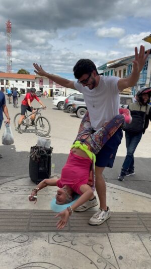 Sebastián Yatra Instagram - AyyyMuChaChaaAaaAAAA 😍😍😍😍😍🇨🇴🇨🇴🇨🇴✨✨✨✨🤣🤣🤣🤣💛💙❤️ Volveré muchas veces a Salento para bailar contigo 😘😘😘💘