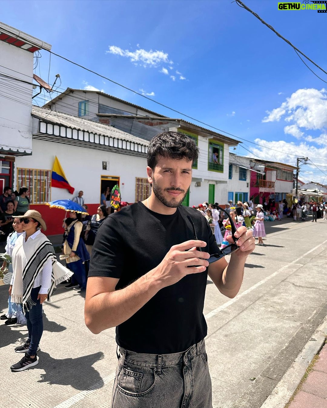 Sebastián Yatra Instagram - 20 de julio en Colombia 🇨🇴🇨🇴😍😍 feliz independencia a nuestro hermoso país, ser de esta tierra es el mayor orgullo… 💛💙❤️🙏🏻 Filandia, Quindío, Colombia