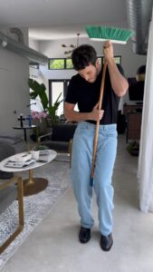Sebastián Yatra Instagram - @manuelturizo así era el baile, no? 😅🧹 Miami Beach, Florida