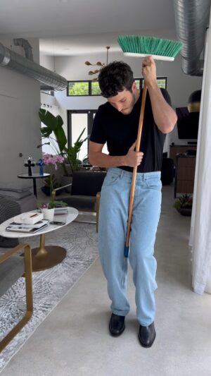 Sebastián Yatra Instagram - @manuelturizo así era el baile, no? 😅🧹