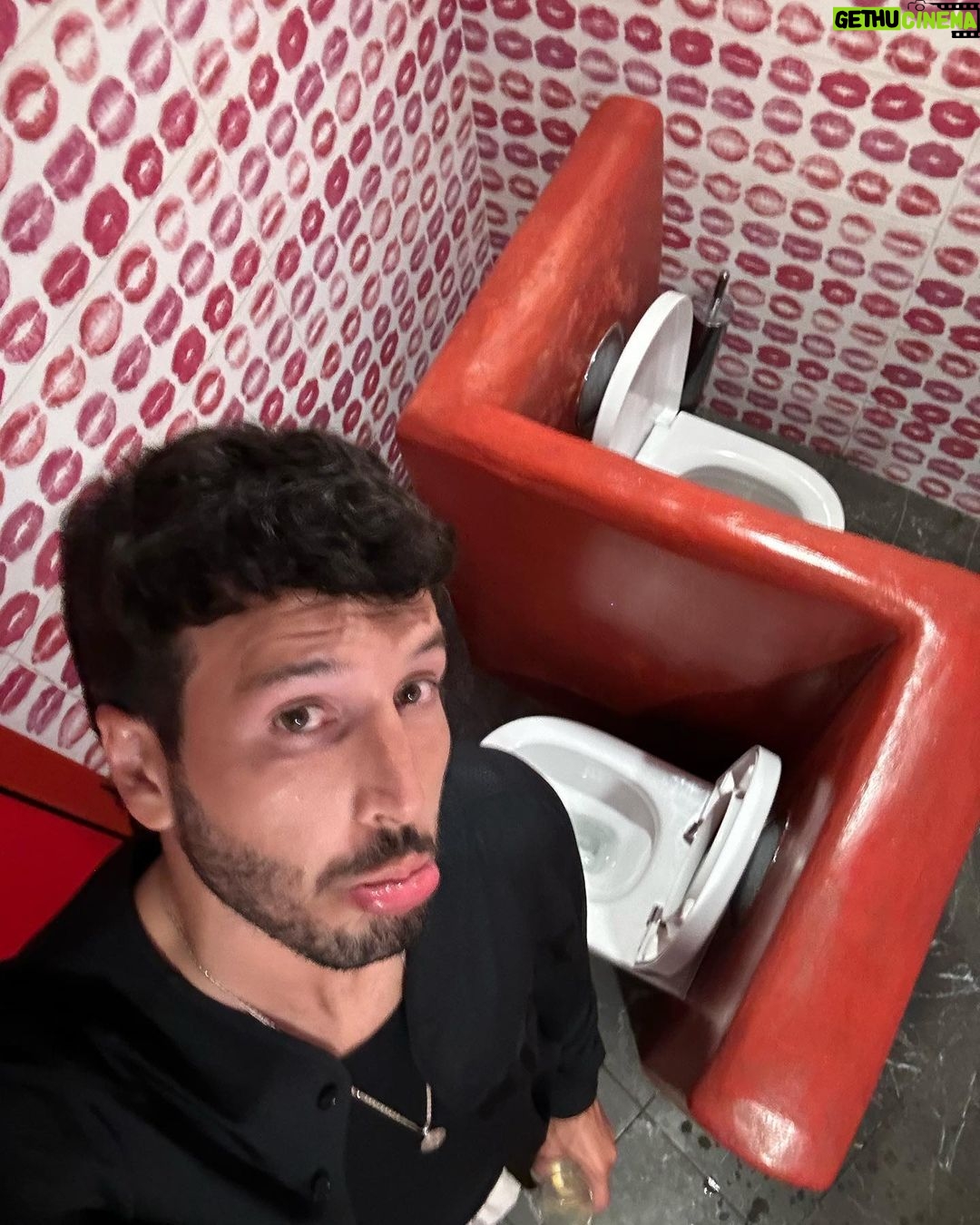 Sebastián Yatra Instagram - es normal el movimiento de mis pies en el último video? 🐡🦑 Ibiza