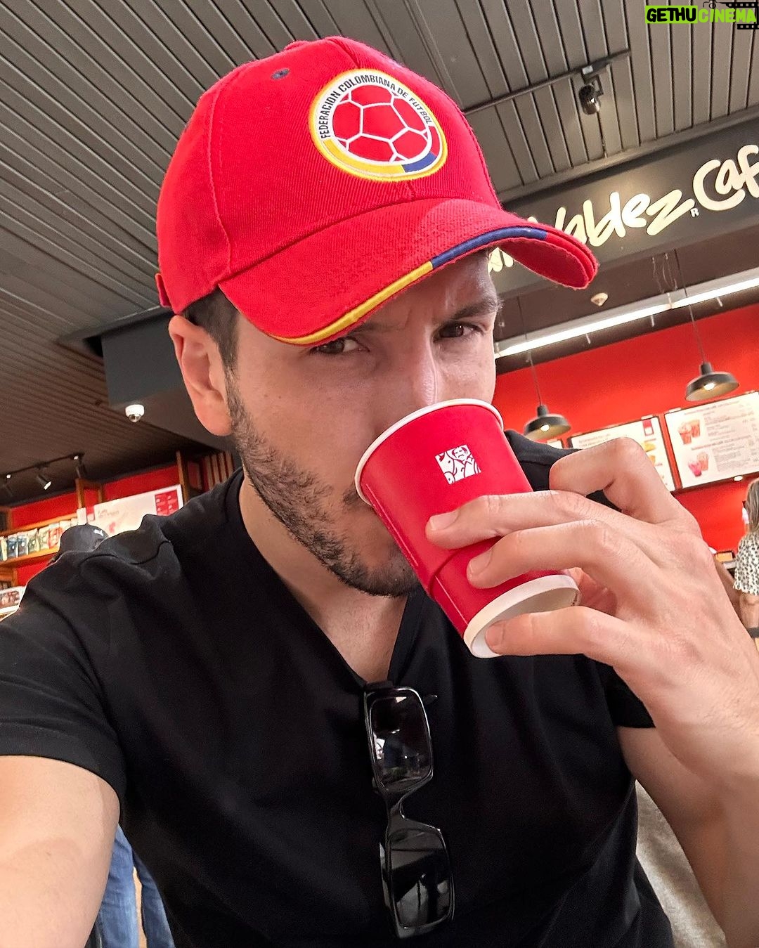 Sebastián Yatra Instagram - 20 de julio en Colombia 🇨🇴🇨🇴😍😍 feliz independencia a nuestro hermoso país, ser de esta tierra es el mayor orgullo… 💛💙❤️🙏🏻 Filandia, Quindío, Colombia