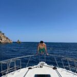 Sebastián Yatra Instagram - Un poquito de sol antes del último show del verano 🐠⛰️ Calella de Palafrugell