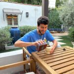 Sebastián Yatra Instagram - Orgulloso de celebrar este Día de la Sostenibilidad con mis amigos de @flordecana_es , con quien hemos sembrado 1 millón de árboles para construir un futuro más verde 🍃🌿 Es el primer destilado en el mundo certificado Carbono Neutral y Fair Trade, además mi favorito por lejos 🫡🥃 ¡Salud! #JuntosPorUnFuturoMasVerde #RonFlordeCaña Los Angeles, California