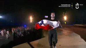 Sebastián Yatra Instagram - Anoche tuve la oportunidad de cantar en la ceremonia inaugural de los Juegos Panamericanos Santiago 2023 🇨🇱🏋🏽‍♂️🚴🏻‍♀️🔥🏟️ gracias a todos los bailarines y músicos que me acompañaron y a todas las personas que lo hicieron posible 🥹🫶🏻✨🙏🏻 cuál canción fue su favorita en vivo??? Te amo ChiLE !!! 🤍🤍💙❤️ Suerte a todxs lxs atletas!!! Hoy fui a ver BMX 👀🫀