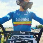 Sebastián Yatra Instagram - de tenista a ciclista 🚴🏼‍♂️🔥😎 MAÑANA canto en la ceremonia de apertura de @santiago2023oficial 🇨🇱🏔️🥇 Los Juegos Panamericanos empiezan ya!!!! 🫶🏻♥️🙏🏻 @marianapajon muchas gracias por las clase 😛 vamos C O L O M B I A 💛🩵♥️ Santiago, Chile