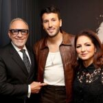 Sebastián Yatra Instagram - Tenía pendiente compartirles esto 🥹🥹🥹🫶🏻 me nombraron el Artista del Año en la @riaa_awards Asociación de la Industria Discográfica de Estados Unidos 🇺🇸🇺🇸🇺🇸 es LOQUISIMO ver que Dharma llegó a 5X PLATINO en el país donde crecí y donde el idioma español cada vez tiene más presencia… y que la gente ahí además esté siendo impactada positivamente con mi música y mensaje es un ******* 🥹🩵✨🙏🏻🫶🏻 será que el año entrante hay nuevo disco? 💿 Washington D.C.