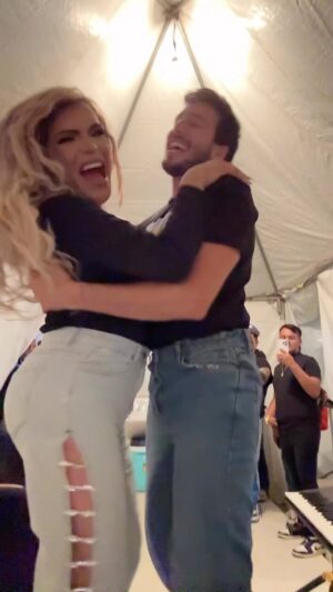 Sebastián Yatra Instagram - Querida Wendy,
 Me faltaba subir esto por aquí. Tqm.🩷
 Sebas

(este trend es para los que no tienen ganas de bailar 😂)